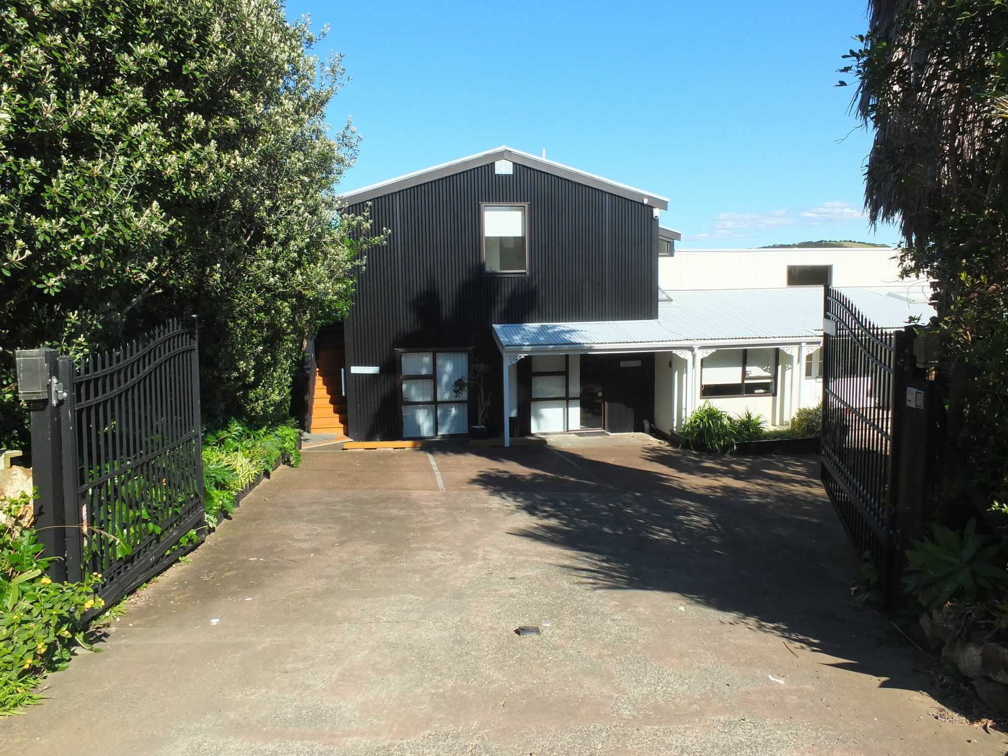 Le Chalet Waiheke Apartments Ostend Exterior photo